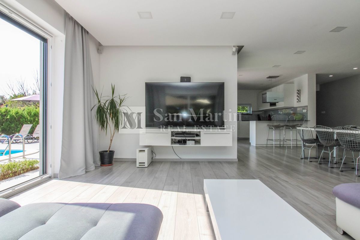 Labin, dintorni – villa di lusso nella natura con piscina riscaldata