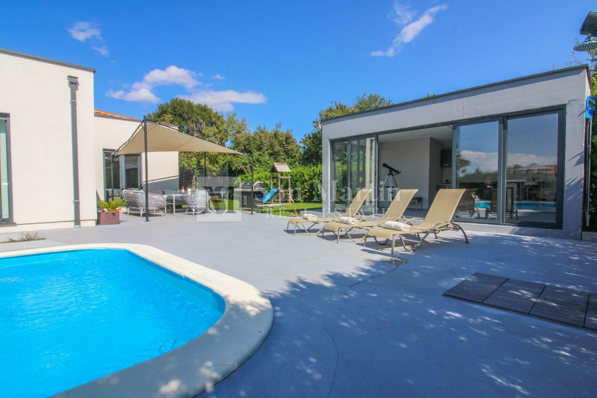 Labin, dintorni – villa di lusso nella natura con piscina riscaldata