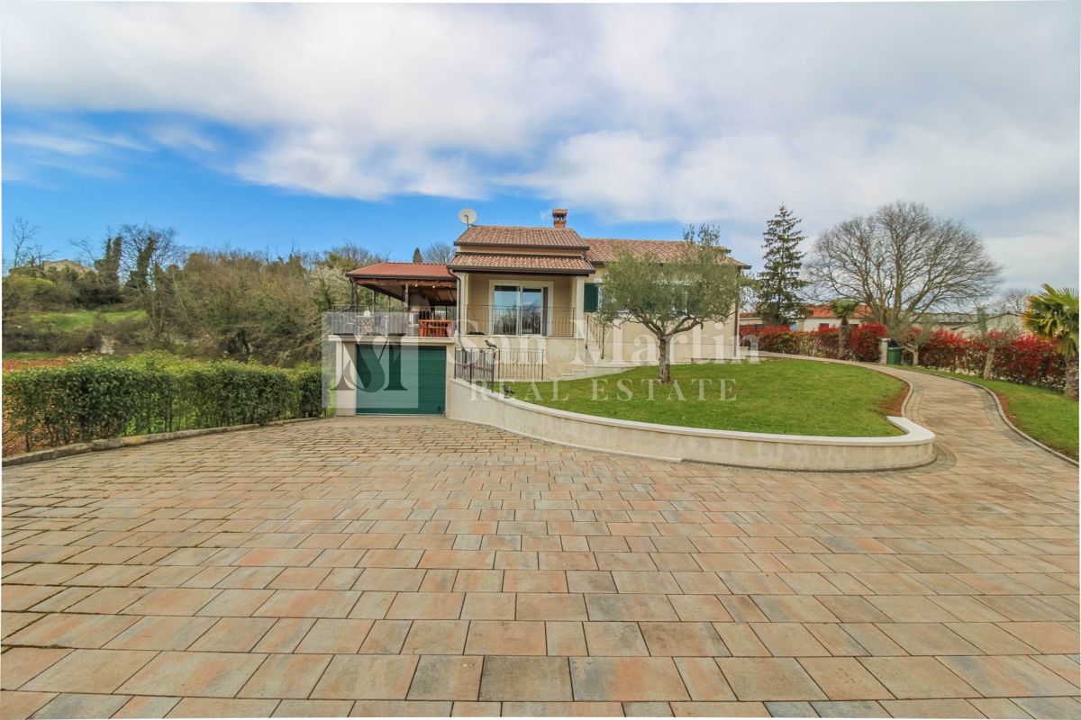 Poreč, Casa con garage e piscina riscaldata alla fine del villaggio