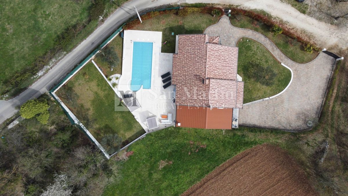 Poreč, Casa con garage e piscina riscaldata alla fine del villaggio