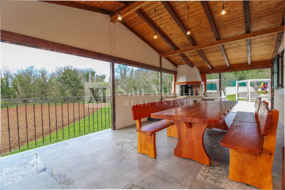 Poreč, Casa con garage e piscina riscaldata alla fine del villaggio