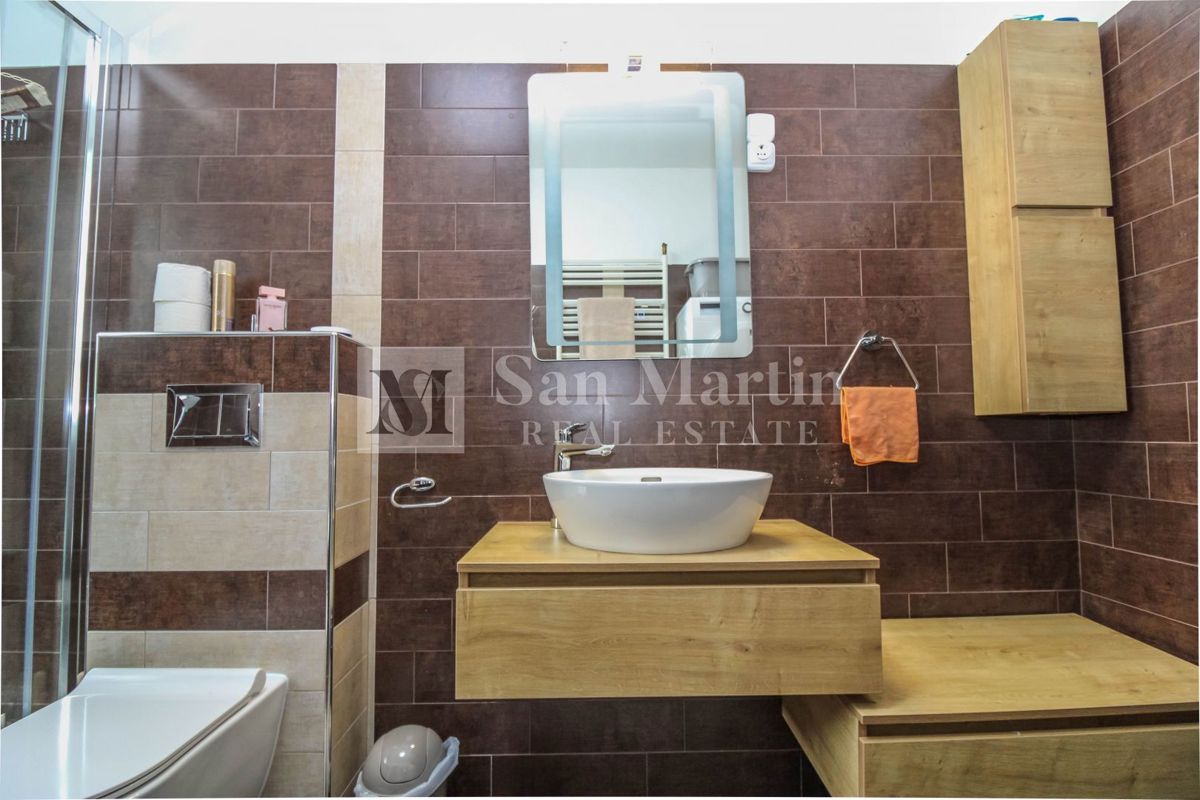 Poreč, Casa con garage e piscina riscaldata alla fine del villaggio