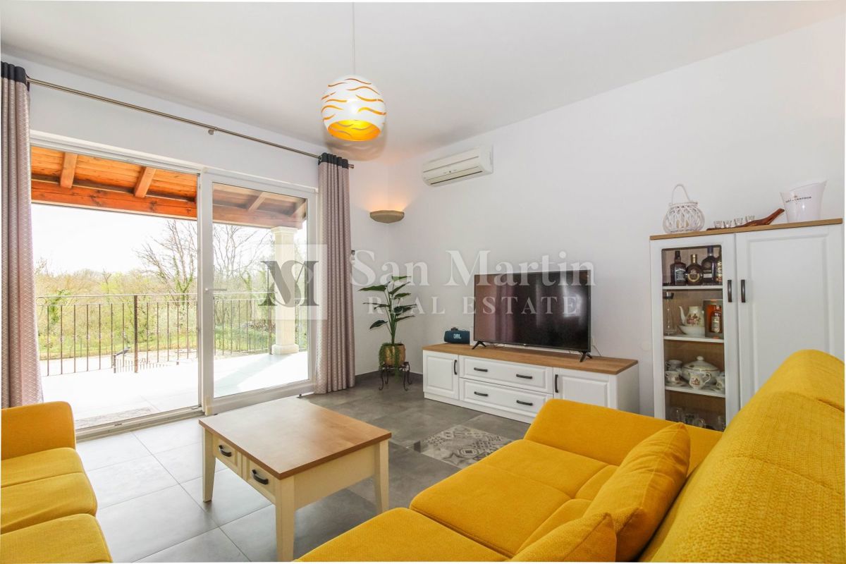 Poreč, Casa con garage e piscina riscaldata alla fine del villaggio