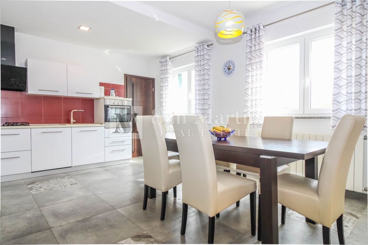 Poreč, Casa con garage e piscina riscaldata alla fine del villaggio