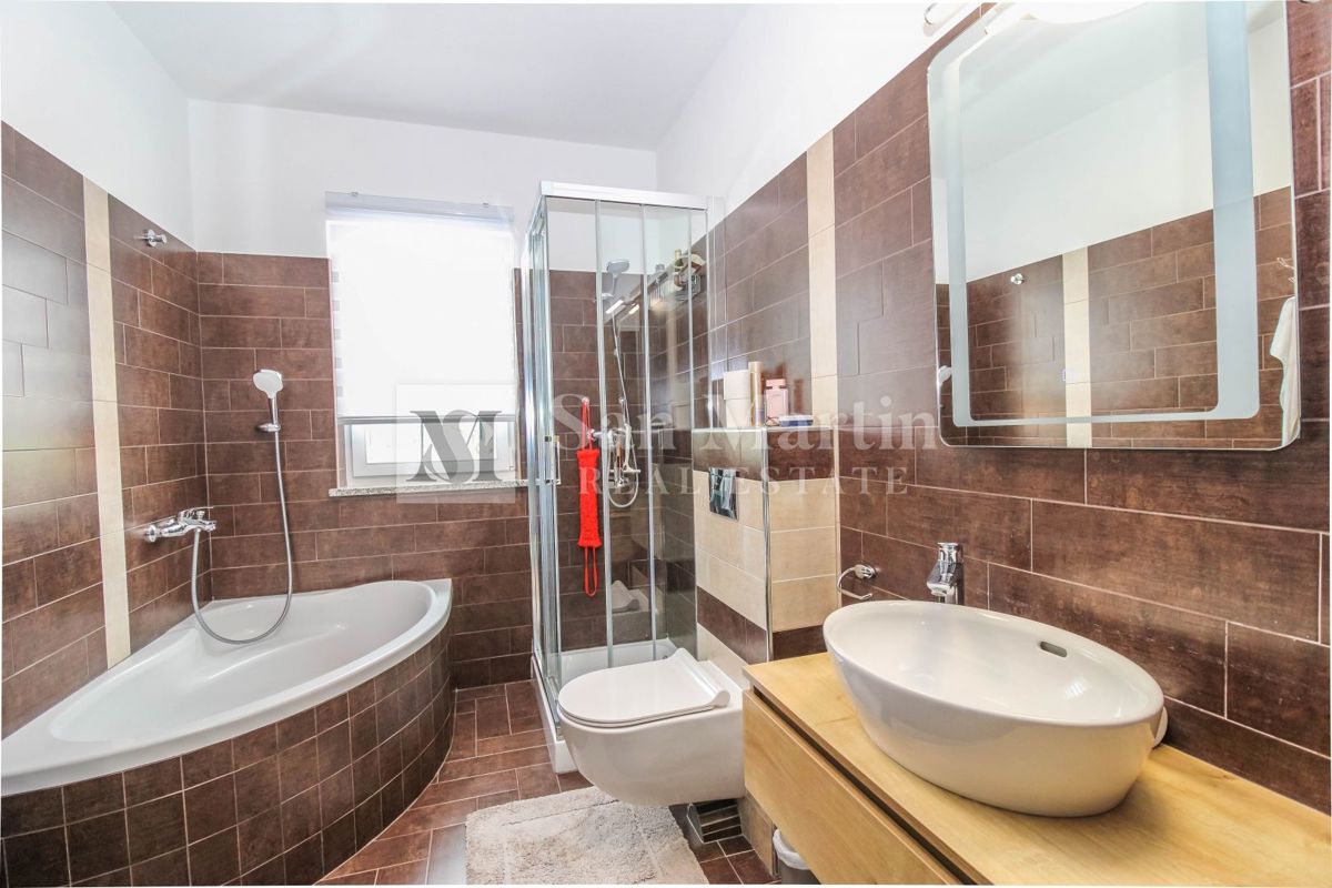 Poreč, Casa con garage e piscina riscaldata alla fine del villaggio