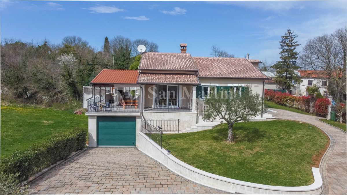 Poreč, Casa con garage e piscina riscaldata alla fine del villaggio