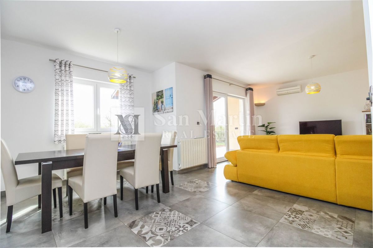 Poreč, Casa con garage e piscina riscaldata alla fine del villaggio