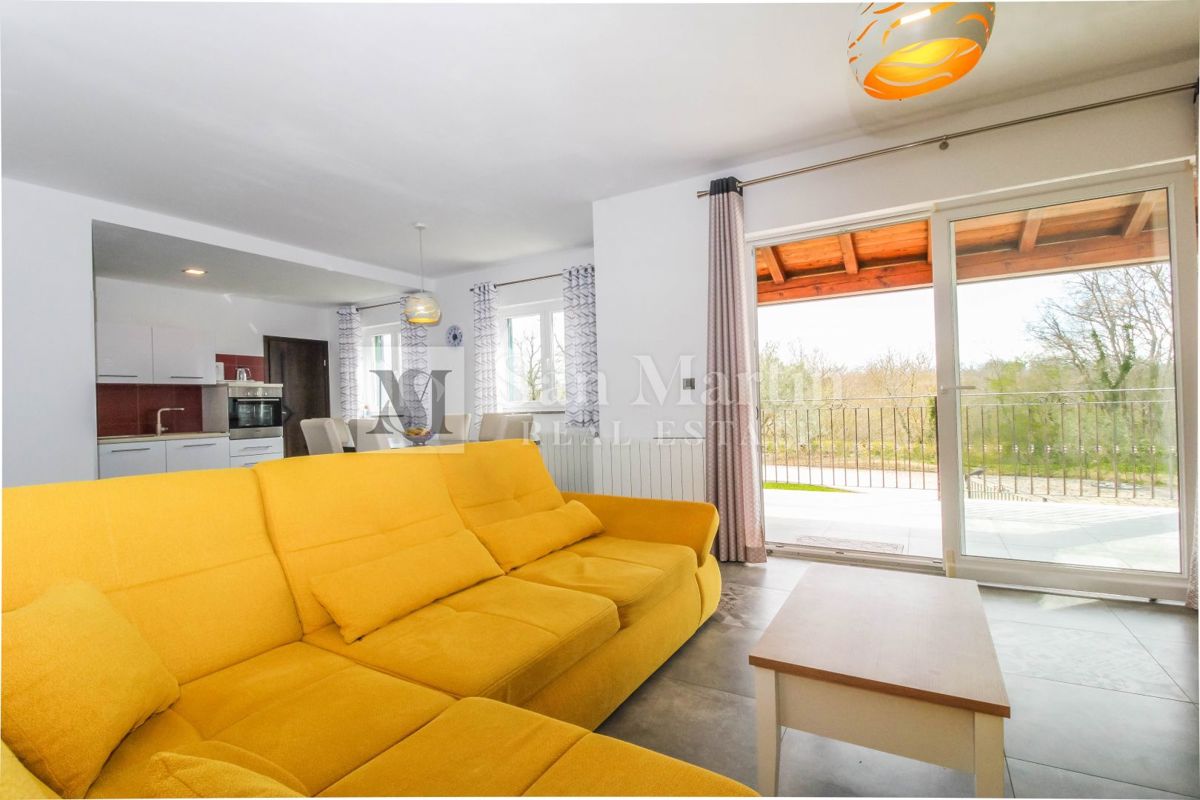 Poreč, Casa con garage e piscina riscaldata alla fine del villaggio