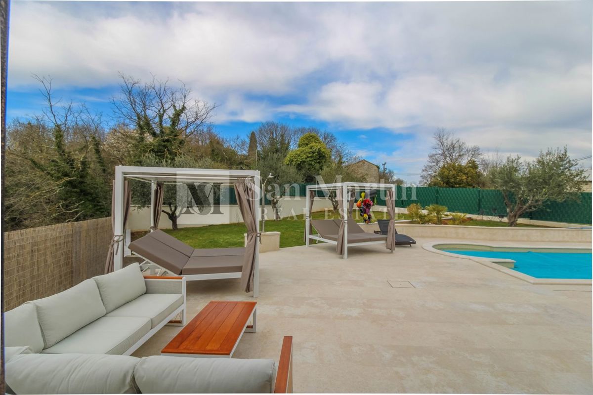 Poreč, Casa con garage e piscina riscaldata alla fine del villaggio