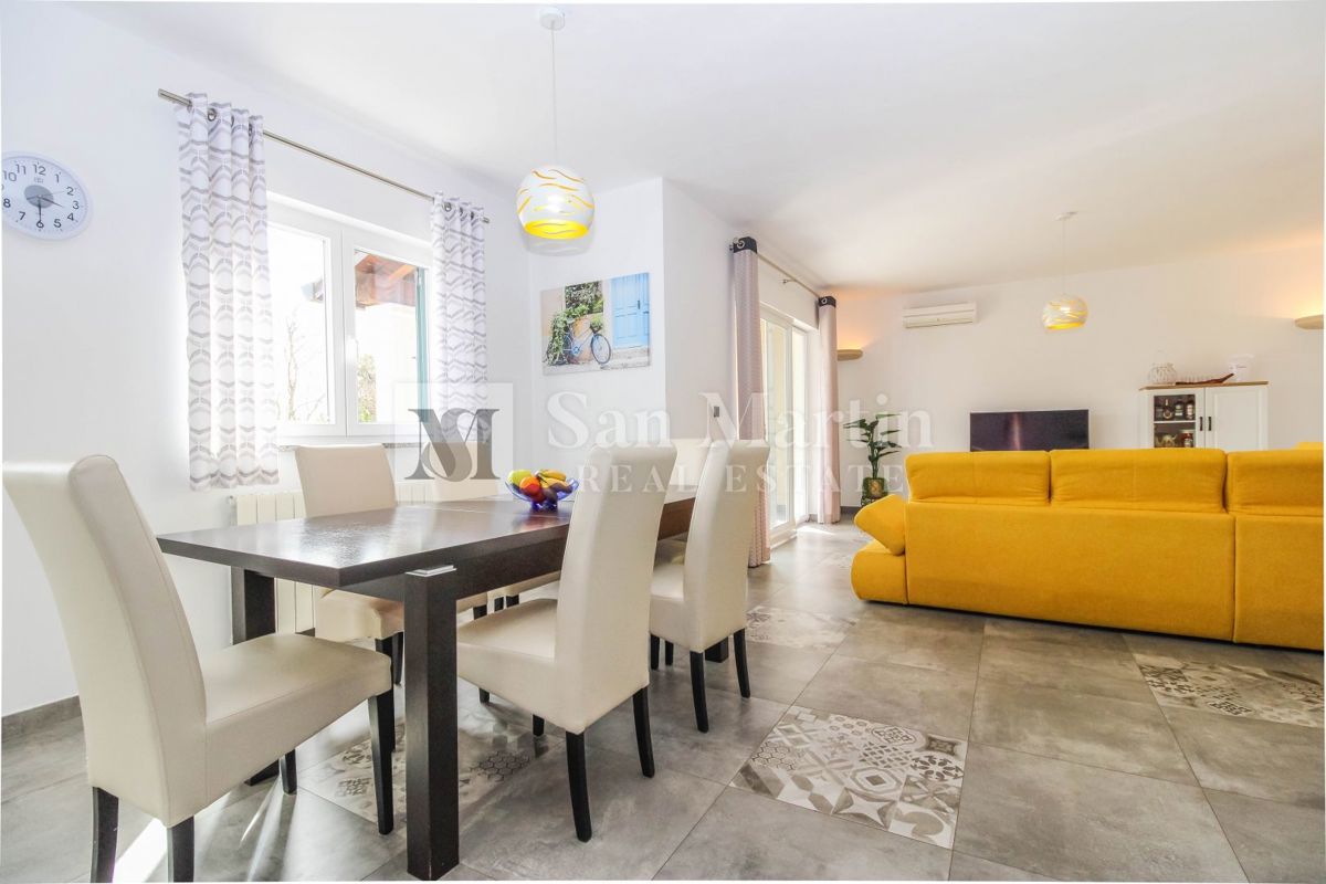 Poreč, Casa con garage e piscina riscaldata alla fine del villaggio