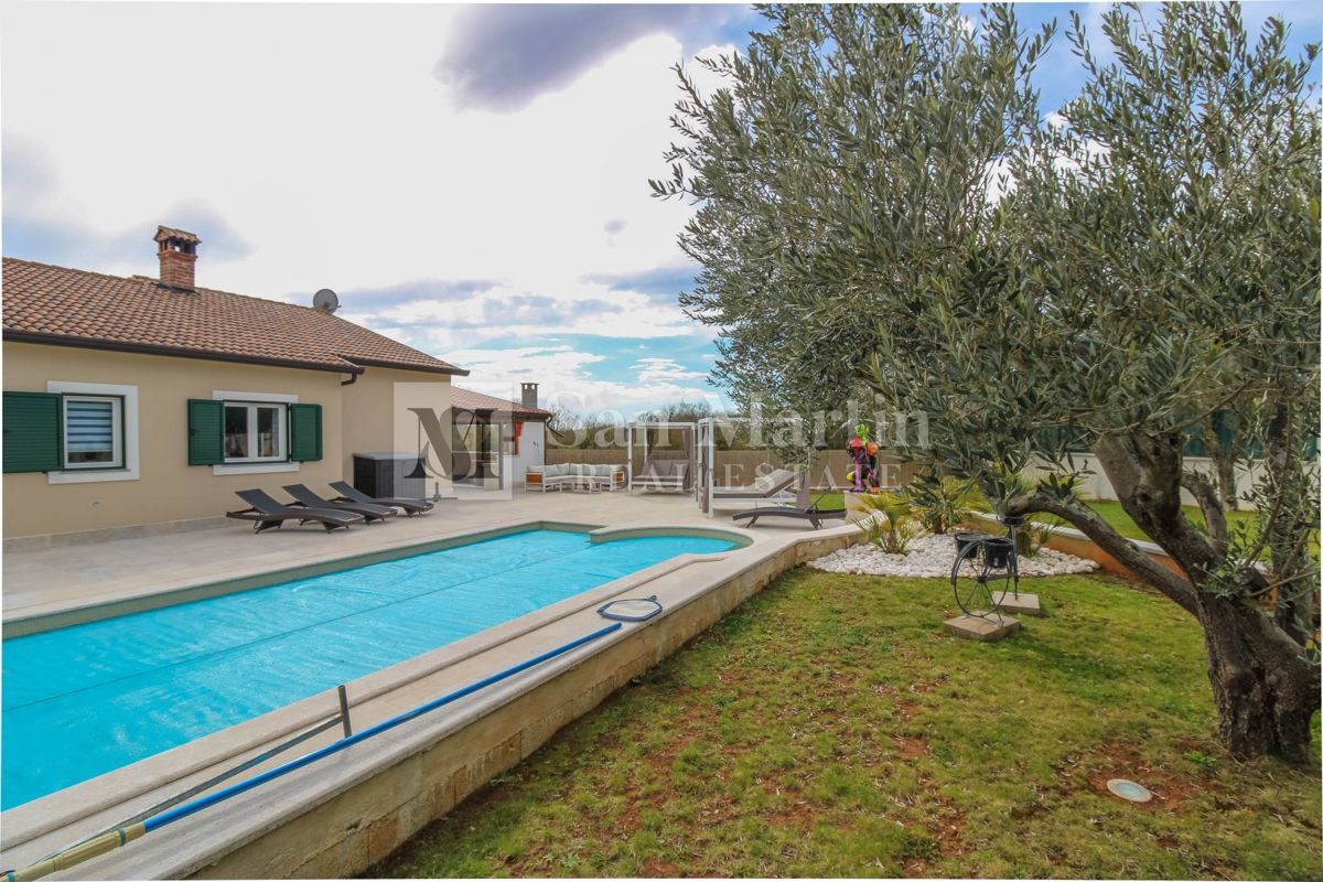Poreč, Casa con garage e piscina riscaldata alla fine del villaggio