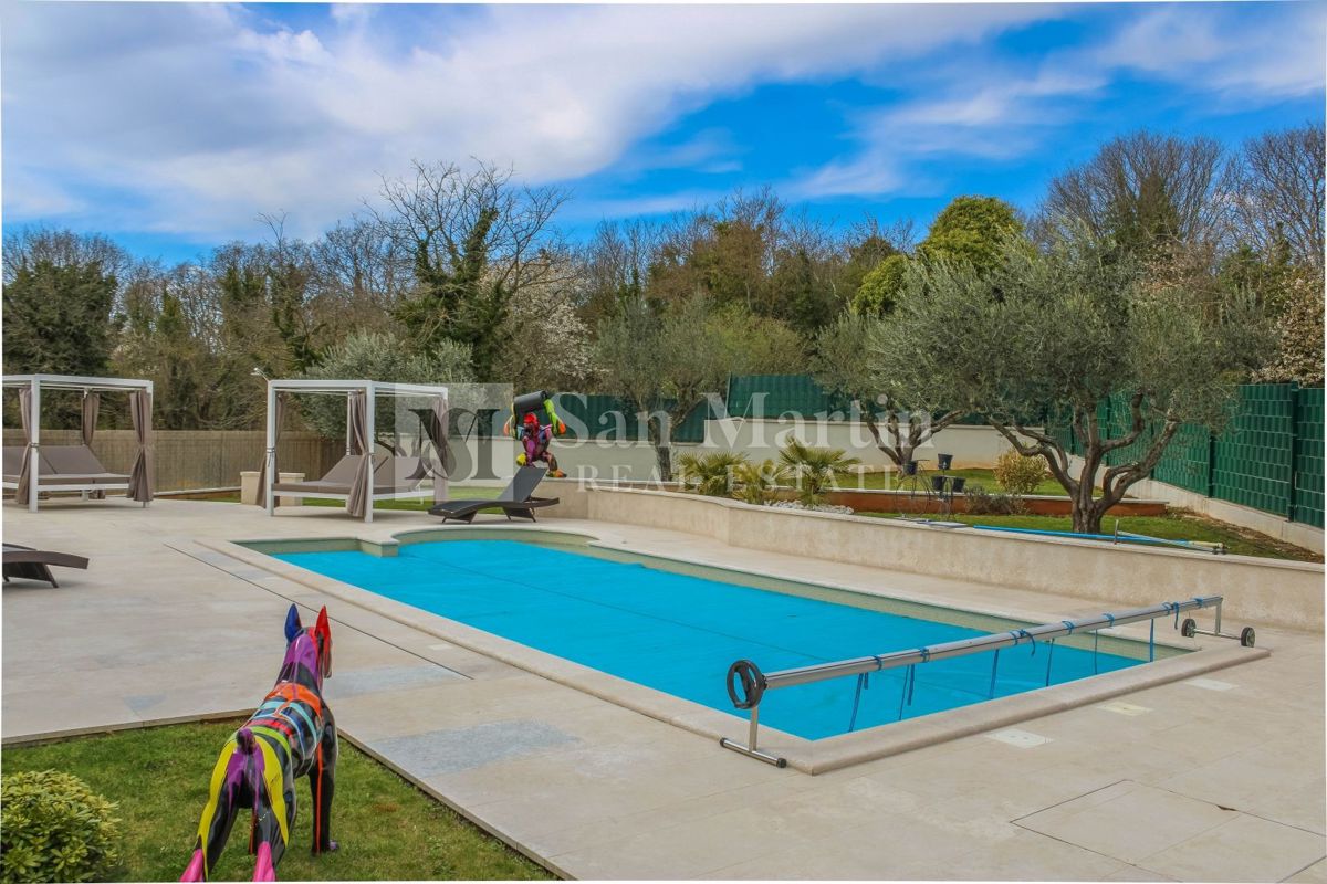 Poreč, Casa con garage e piscina riscaldata alla fine del villaggio