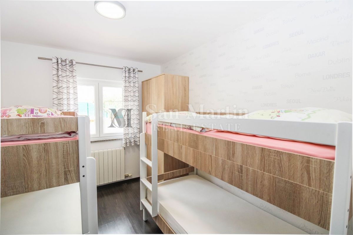 Poreč, Casa con garage e piscina riscaldata alla fine del villaggio