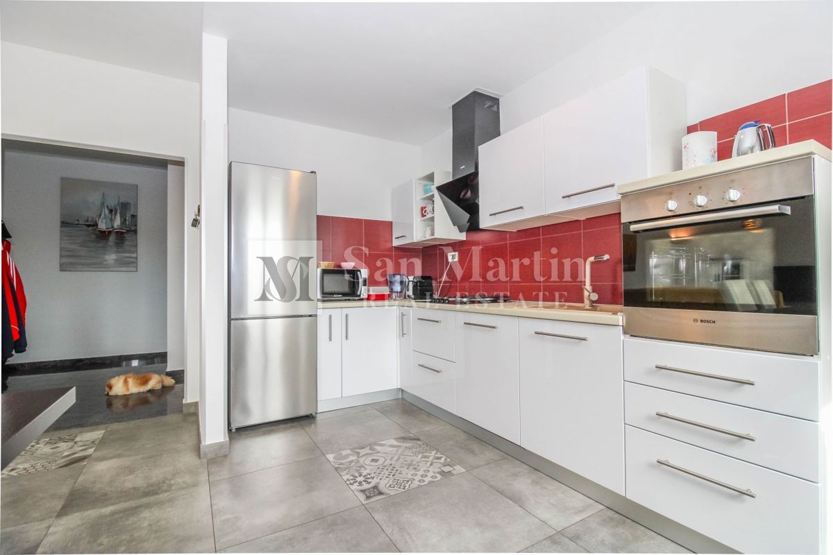 Poreč, Casa con garage e piscina riscaldata alla fine del villaggio