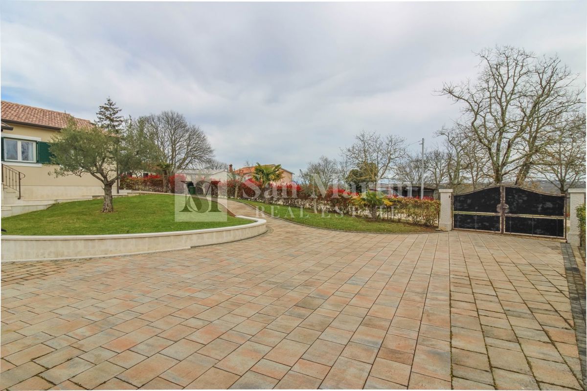 Poreč, Casa con garage e piscina riscaldata alla fine del villaggio