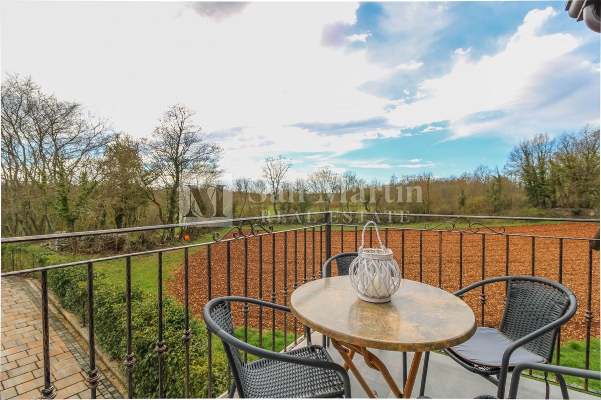 Poreč, Casa con garage e piscina riscaldata alla fine del villaggio