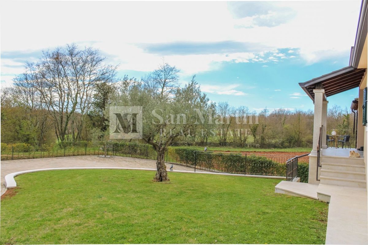 Poreč, Casa con garage e piscina riscaldata alla fine del villaggio