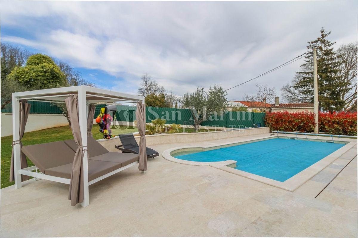 Poreč, Casa con garage e piscina riscaldata alla fine del villaggio