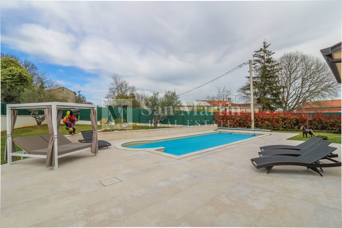 Poreč, Casa con garage e piscina riscaldata alla fine del villaggio