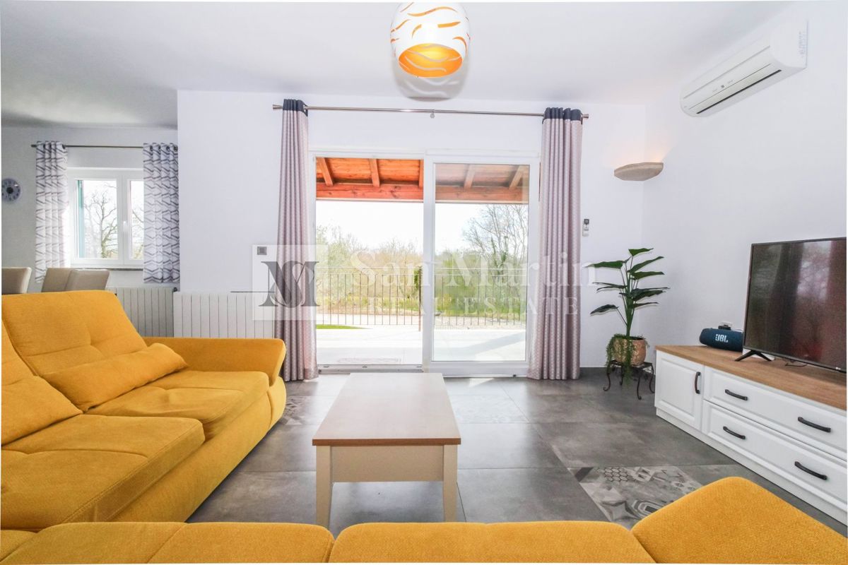 Poreč, Casa con garage e piscina riscaldata alla fine del villaggio