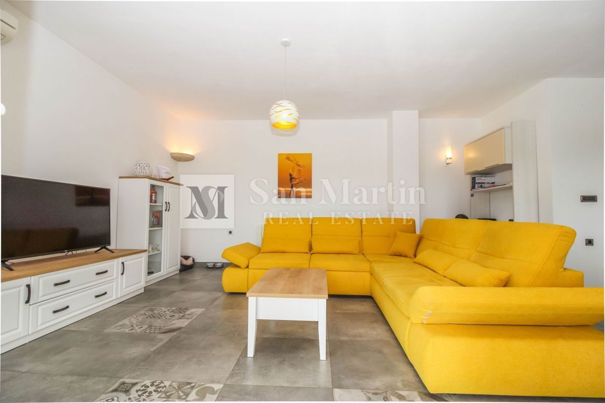 Poreč, Casa con garage e piscina riscaldata alla fine del villaggio