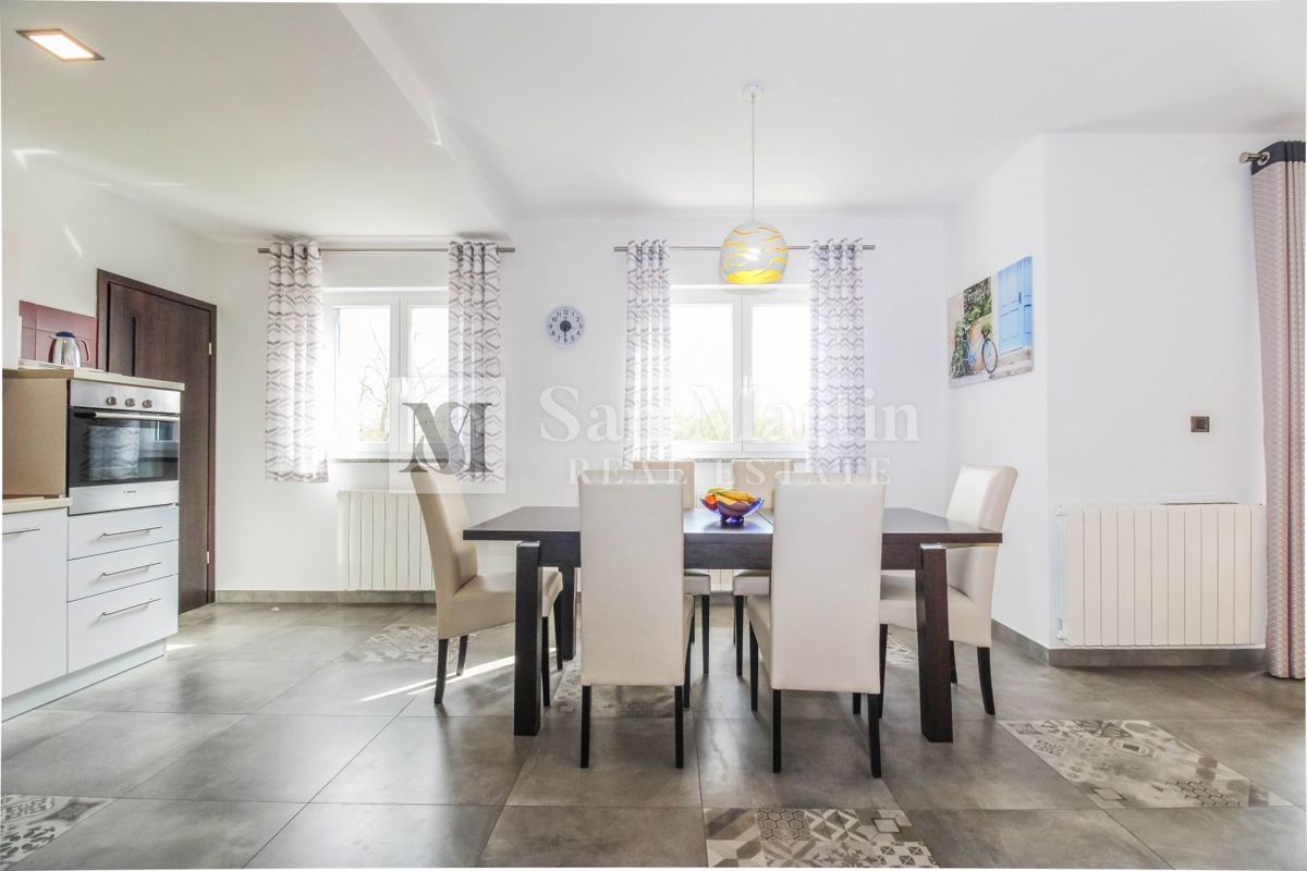 Poreč, Casa con garage e piscina riscaldata alla fine del villaggio