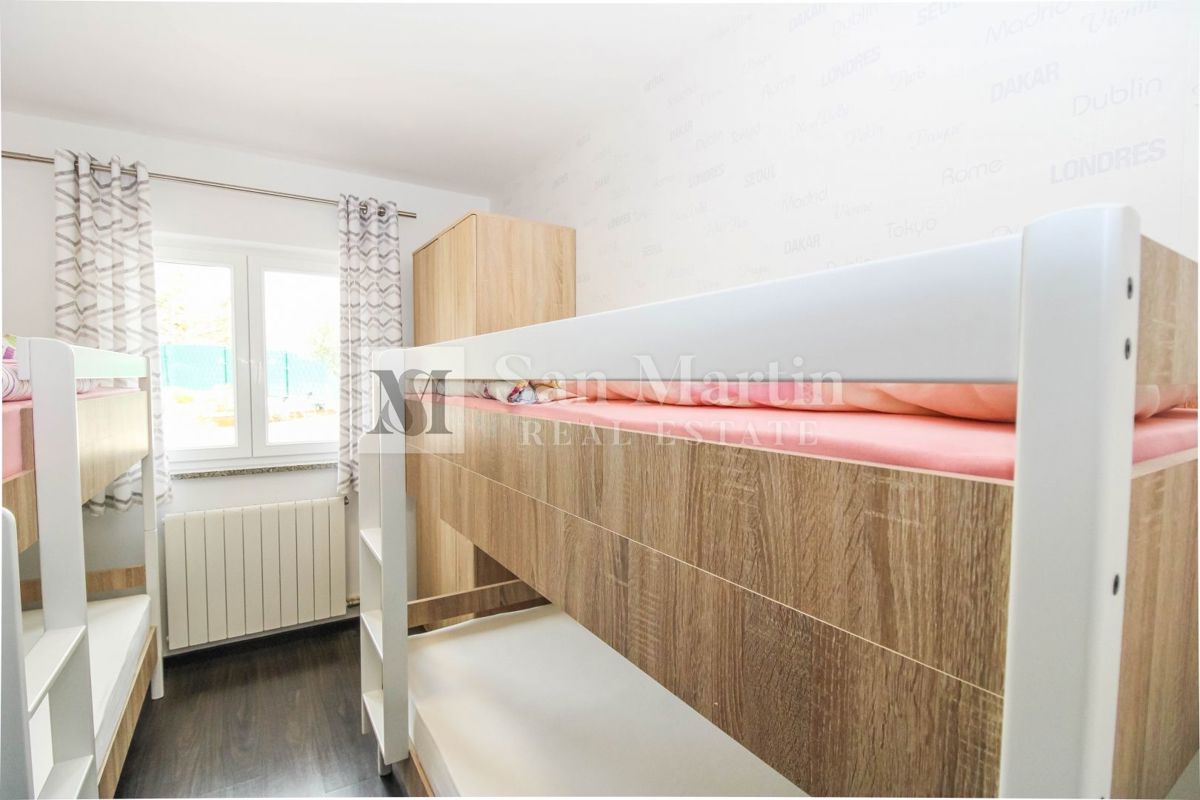 Poreč, Casa con garage e piscina riscaldata alla fine del villaggio