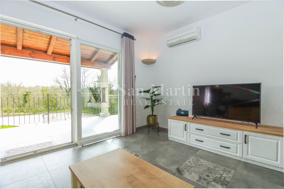 Poreč, Casa con garage e piscina riscaldata alla fine del villaggio