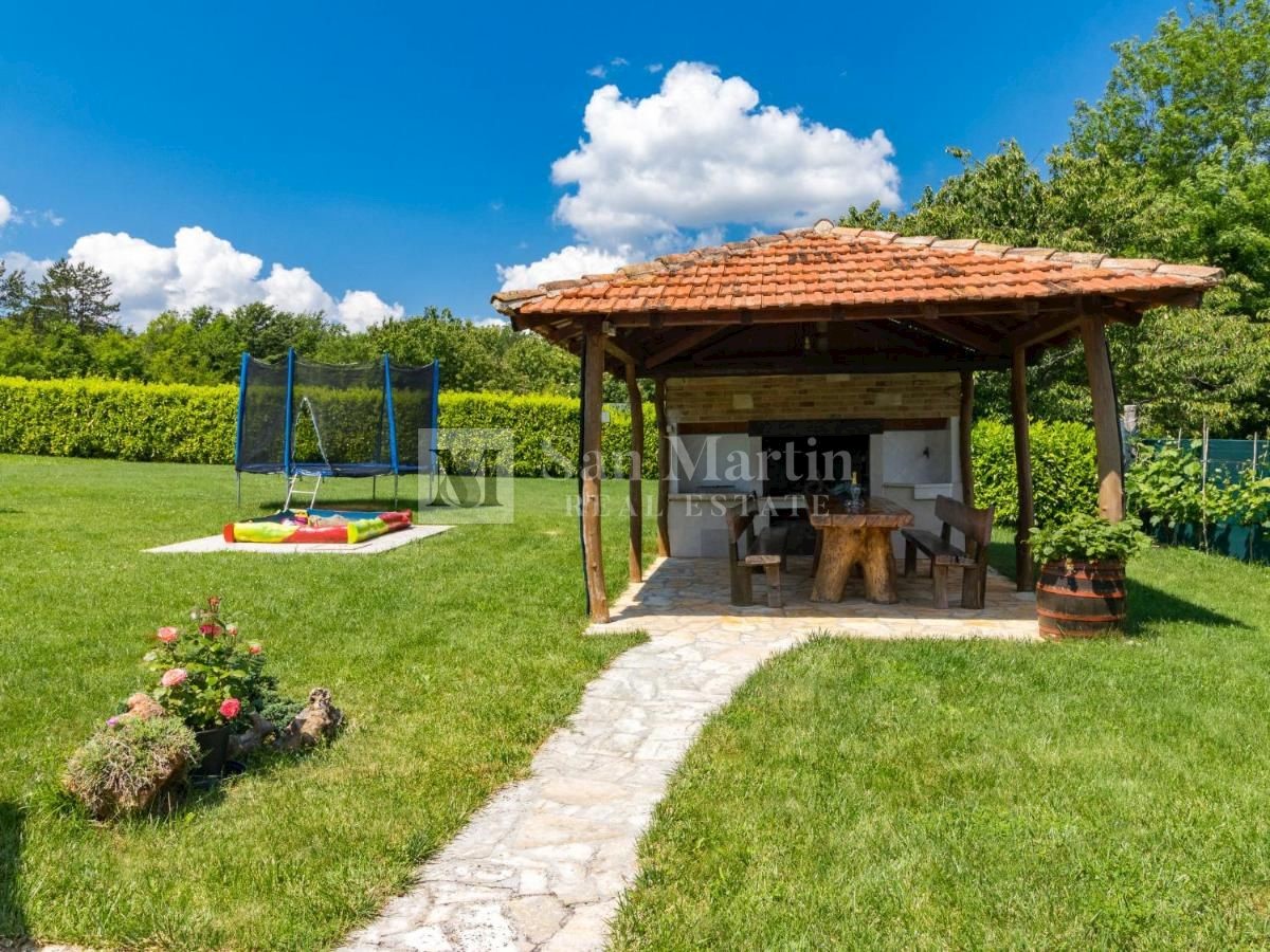 Caroiba - una casa indipendente con piscina su un ampio giardino