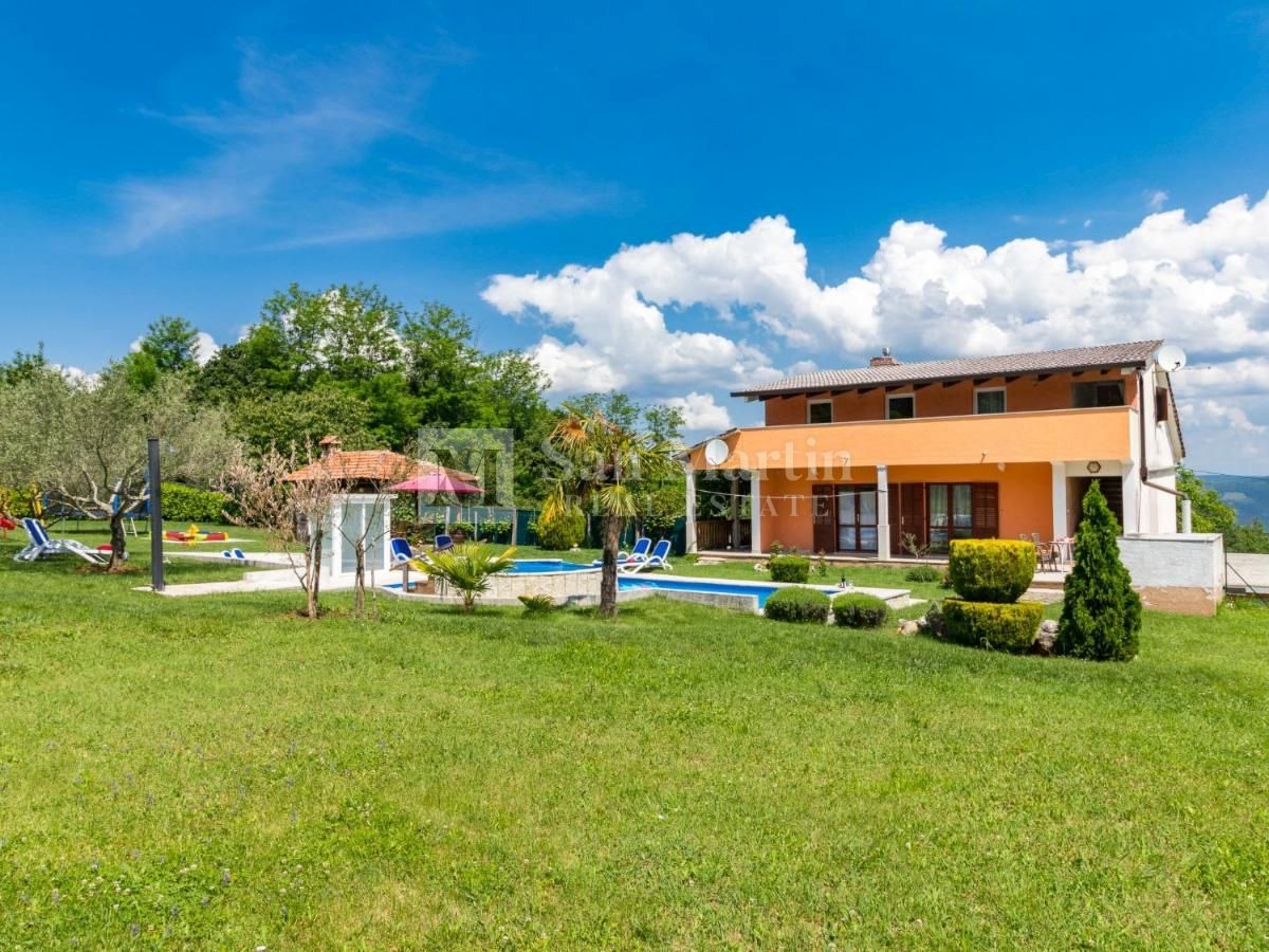 Caroiba - una casa indipendente con piscina su un ampio giardino