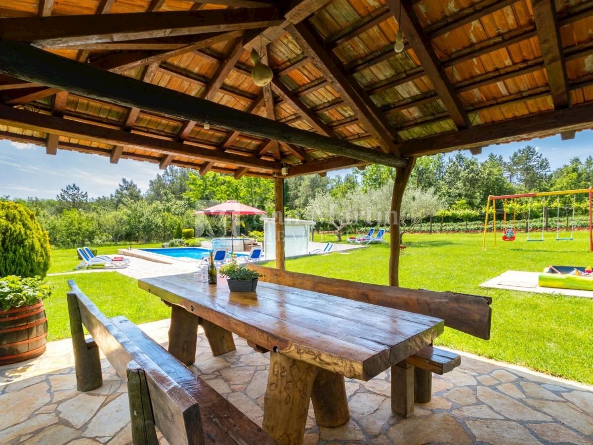 Caroiba - una casa indipendente con piscina su un ampio giardino