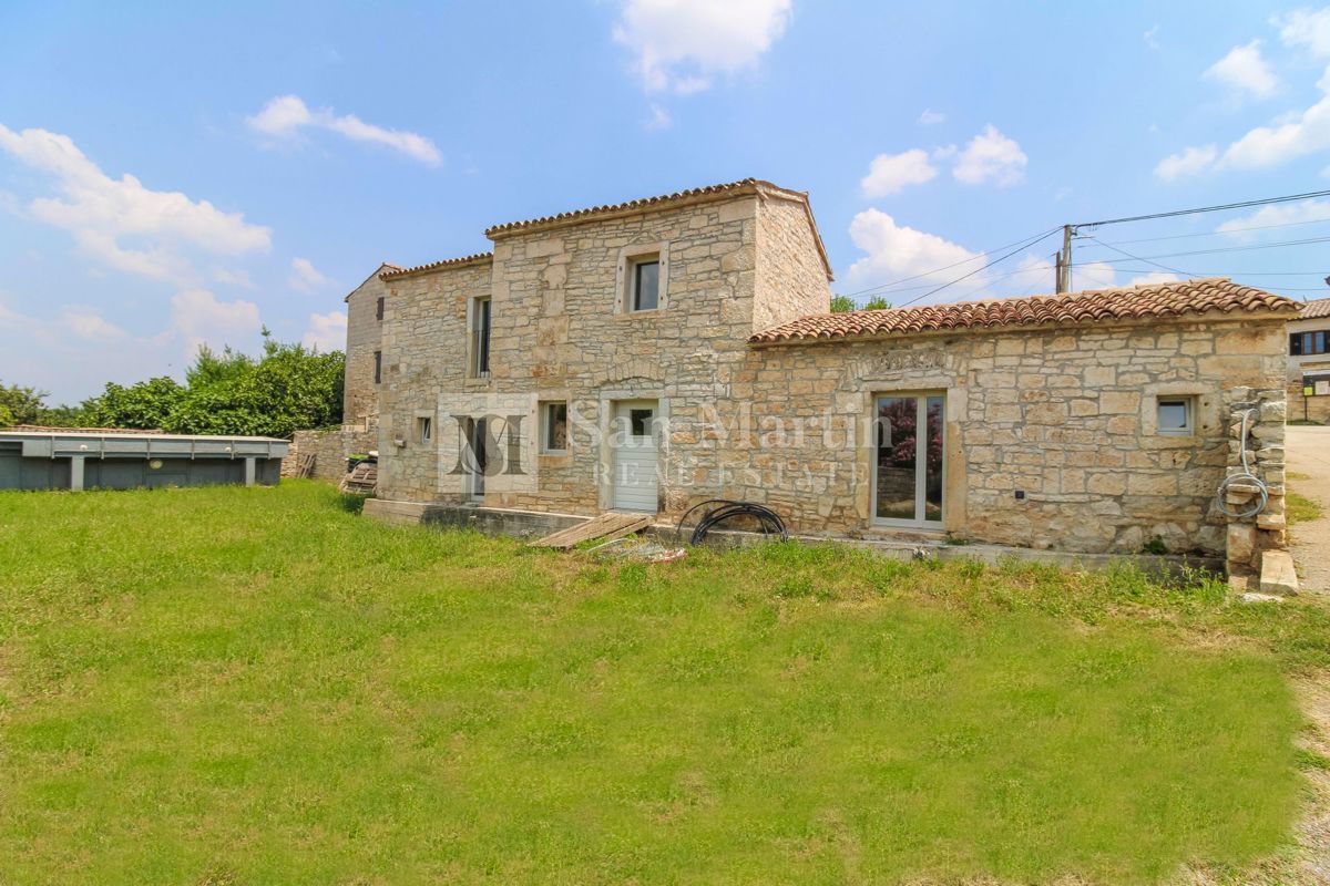 Nei dintorni di Parenzo, bella casa autoctona in pietra, vista mare