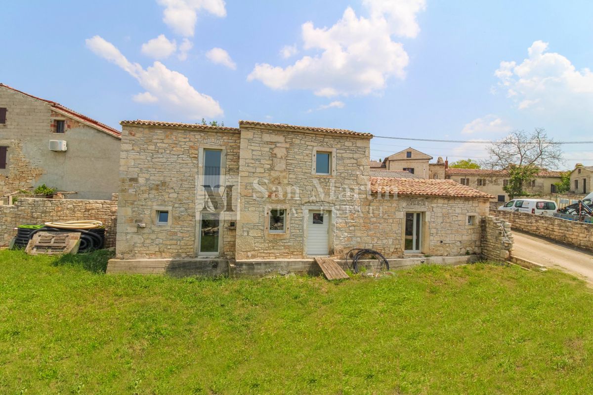 Nei dintorni di Parenzo, bella casa autoctona in pietra, vista mare