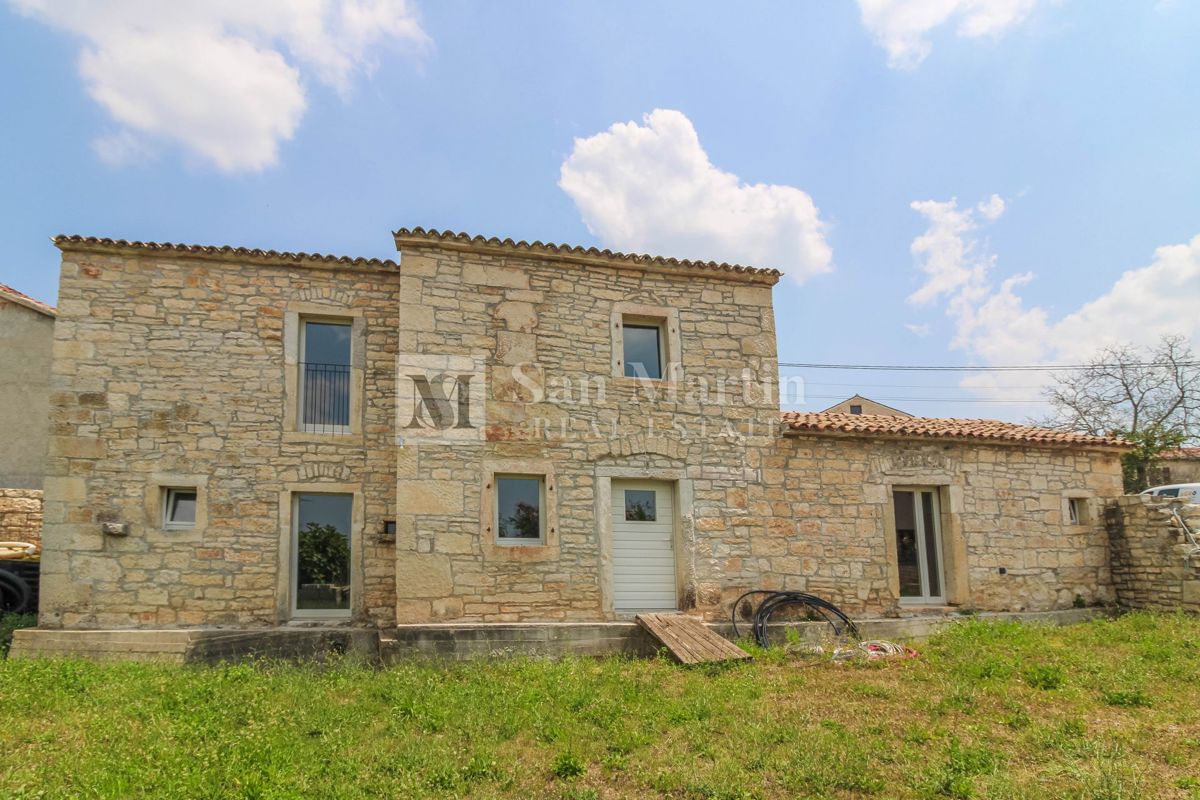 Nei dintorni di Parenzo, bella casa autoctona in pietra, vista mare