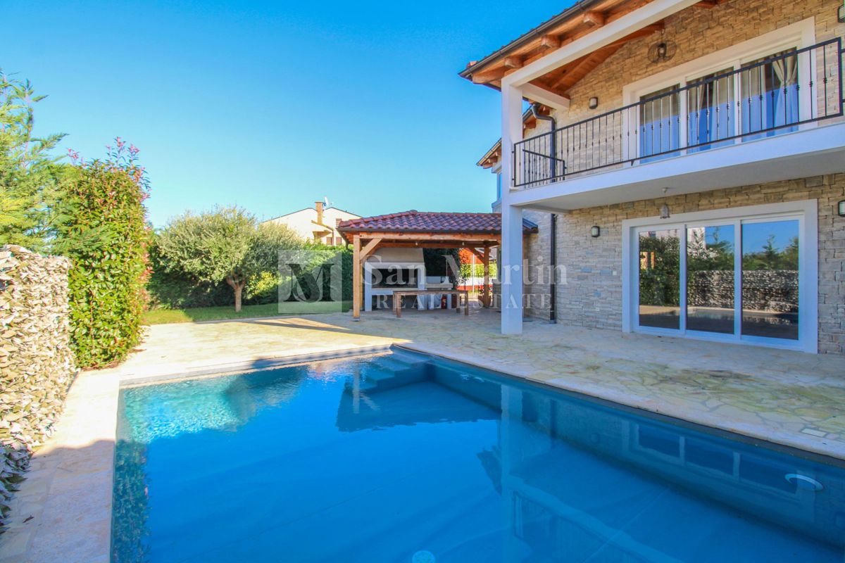 Parenzo, dintorni - una bella casa con piscina in una posizione tranquilla