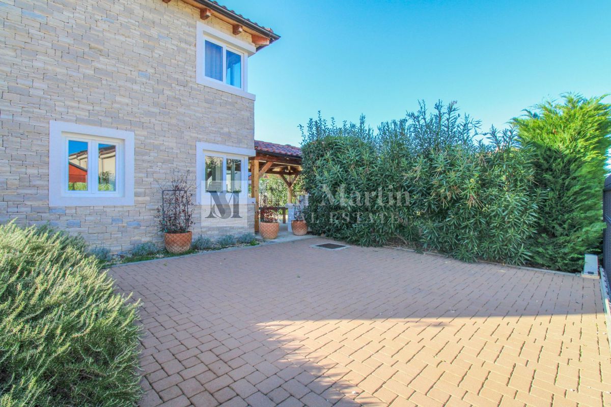 Parenzo, dintorni - una bella casa con piscina in una posizione tranquilla