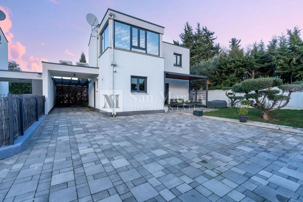 Parenzo, dintorni - Ottima casa in posizione ricercata