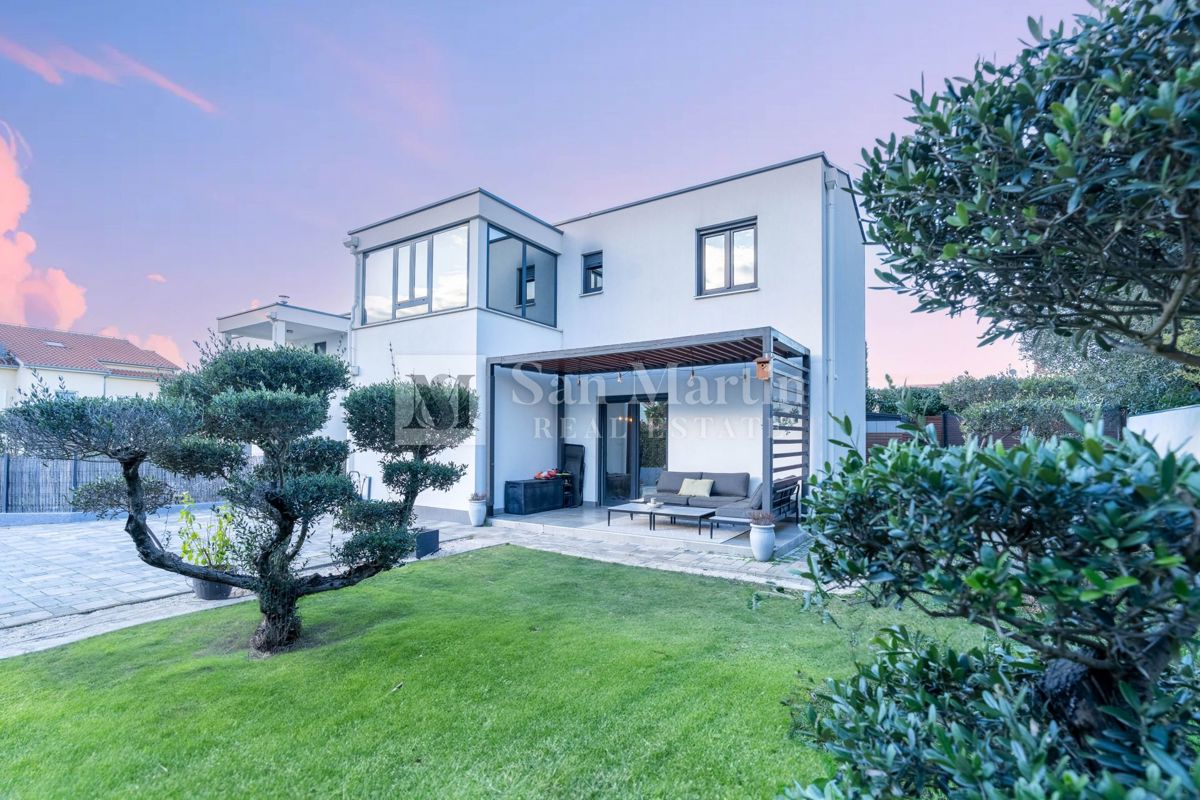 Parenzo, dintorni - Ottima casa in posizione ricercata