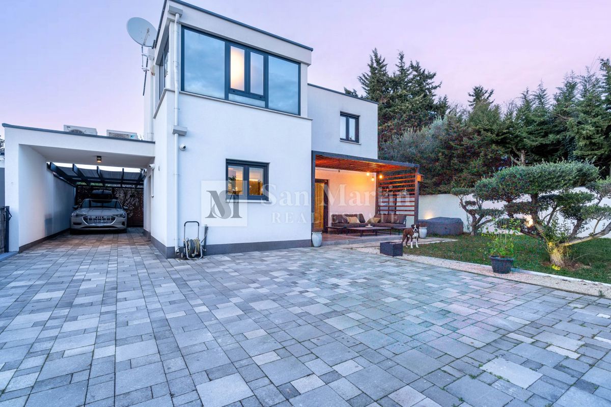 Parenzo, dintorni - Ottima casa in posizione ricercata