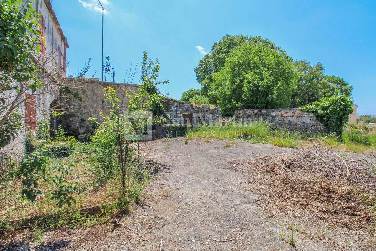 Parenzo, dintorni - casa in pietra da ristrutturare