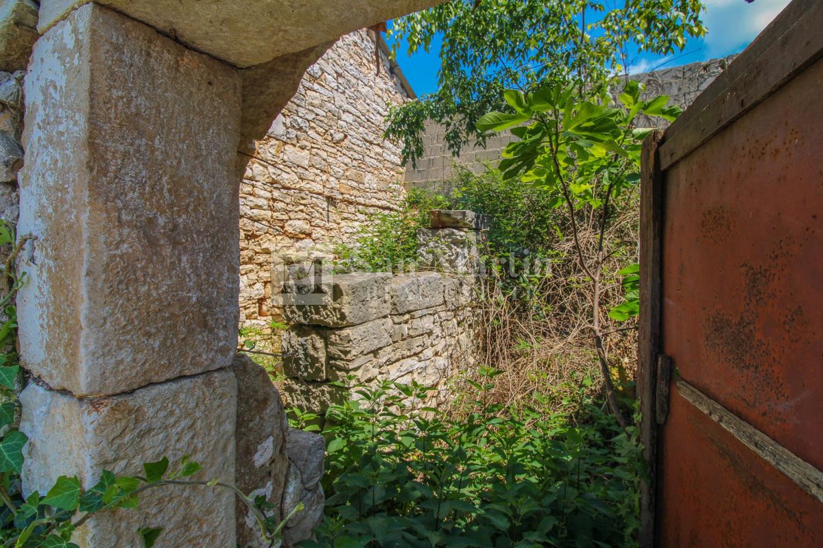 Parenzo, dintorni - casa in pietra da ristrutturare