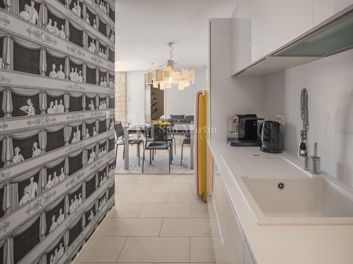 Opportunità!!! Appartamento moderno nel centro di Parenzo con vista sul mare