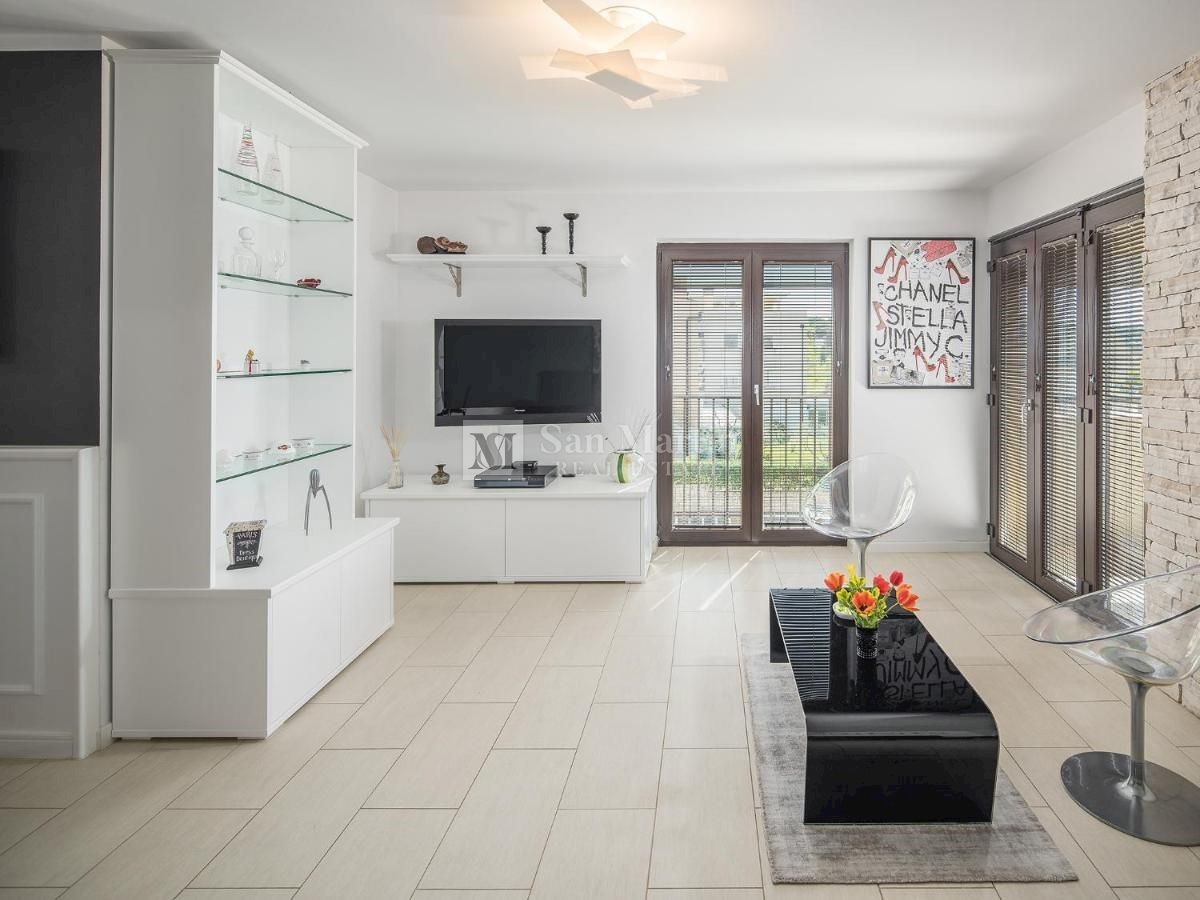 Opportunità!!! Appartamento moderno nel centro di Parenzo con vista sul mare