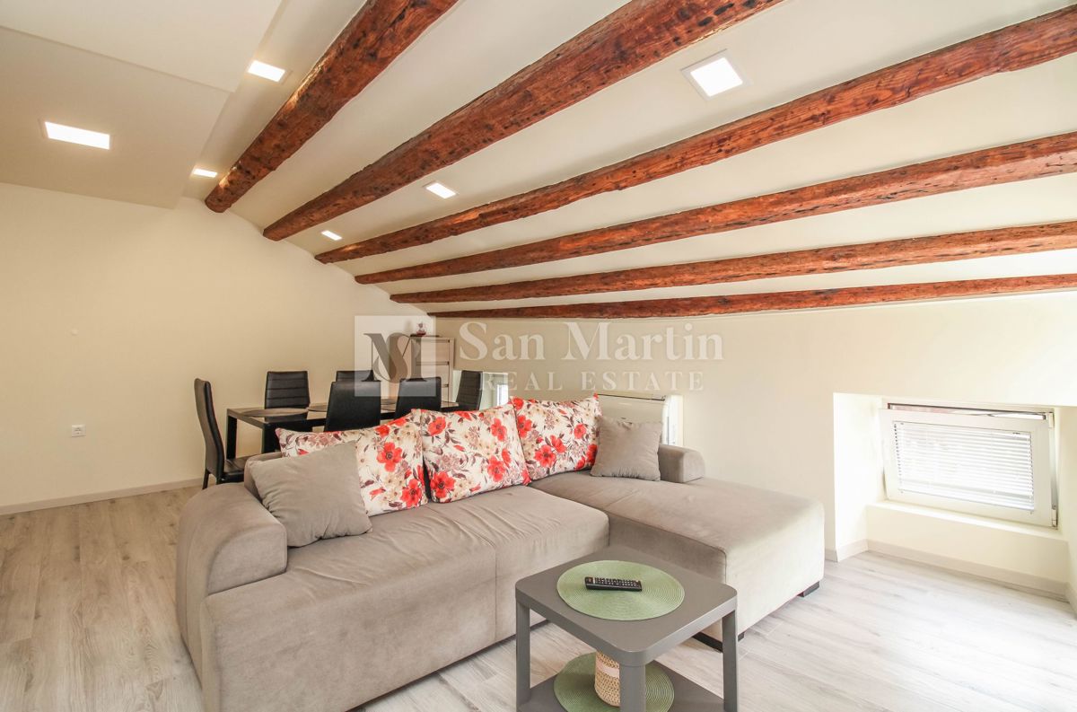 Parenzo – Appartamento unico in città, in prima fila sul mare