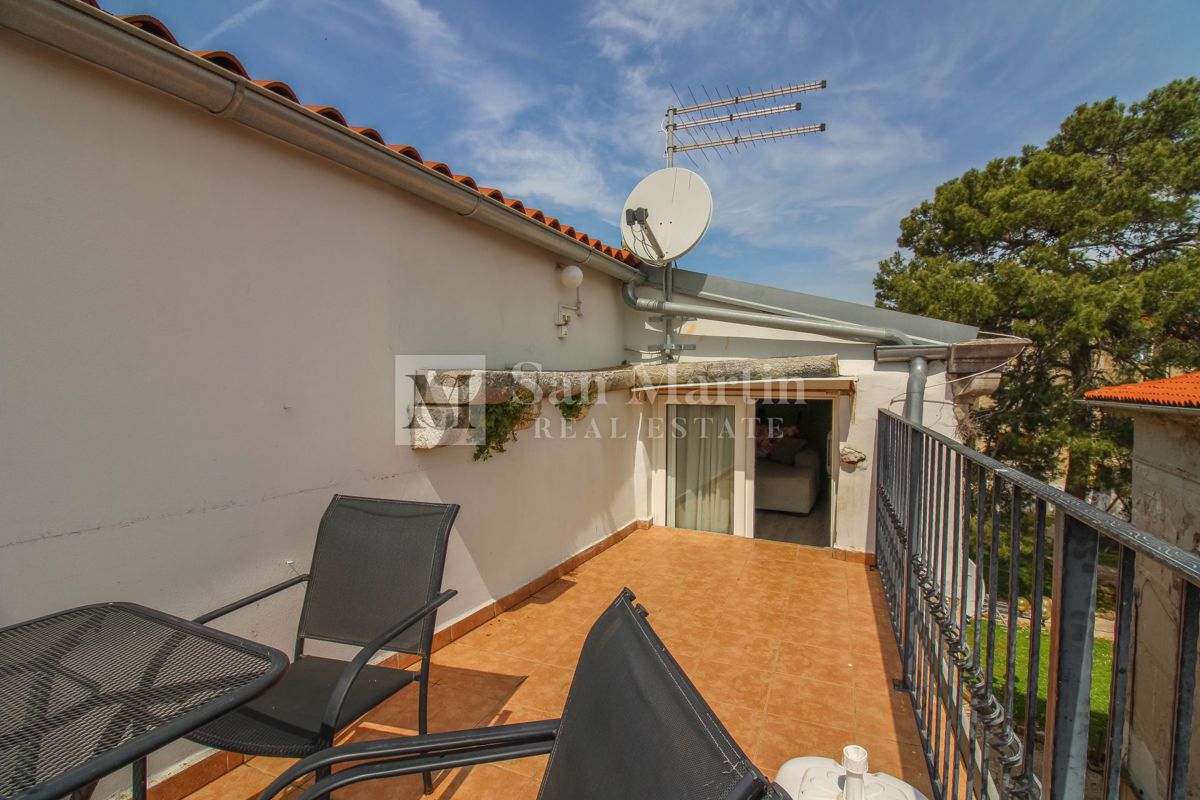 Parenzo – Appartamento unico in città, in prima fila sul mare