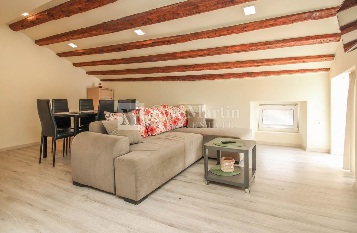 Parenzo – Appartamento unico in città, in prima fila sul mare