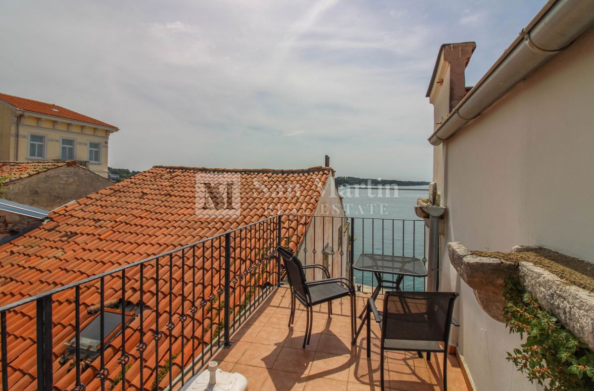 Parenzo – Appartamento unico in città, in prima fila sul mare