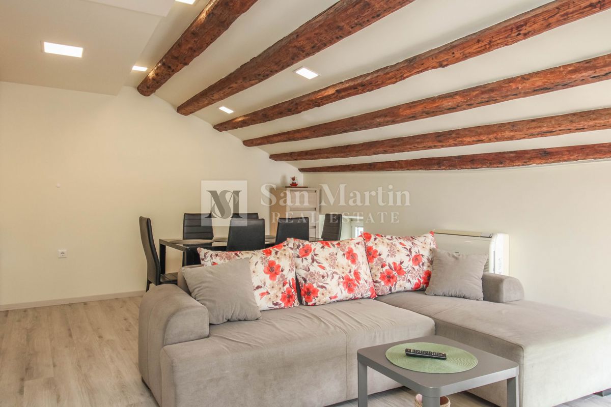 Parenzo – Appartamento unico in città, in prima fila sul mare