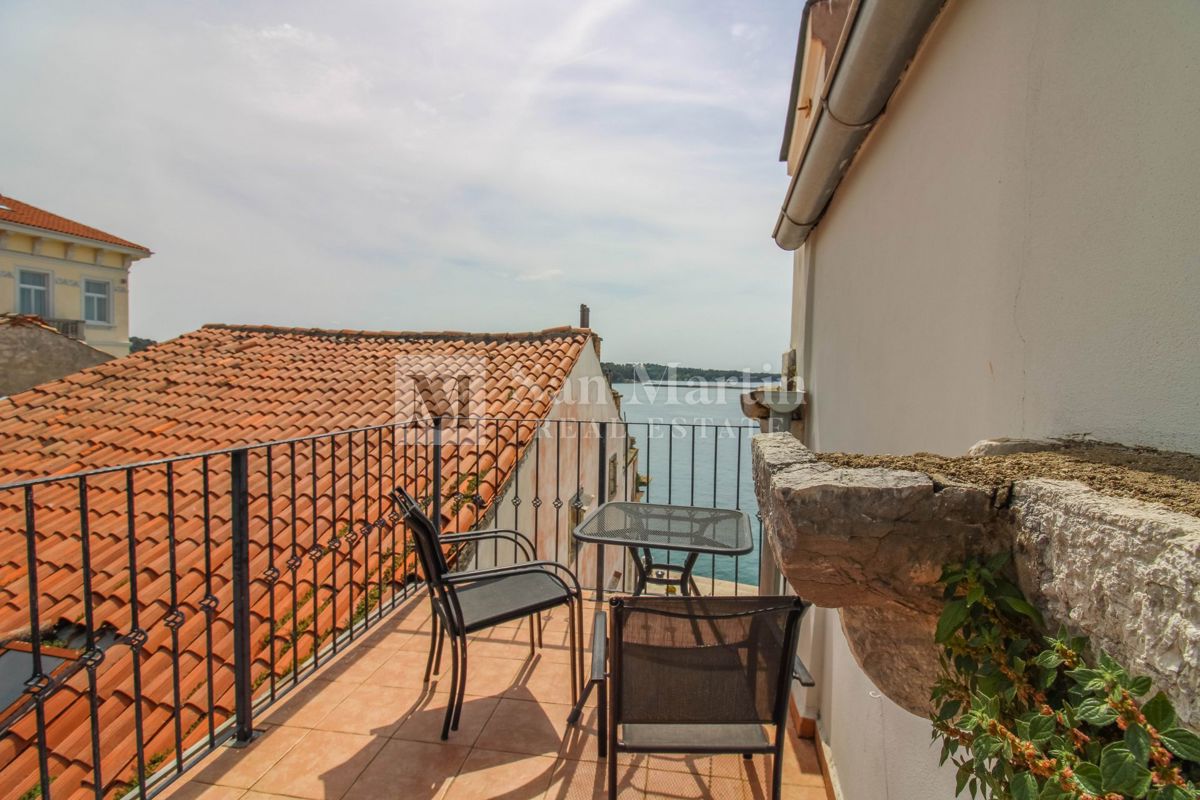 Parenzo – Appartamento unico in città, in prima fila sul mare