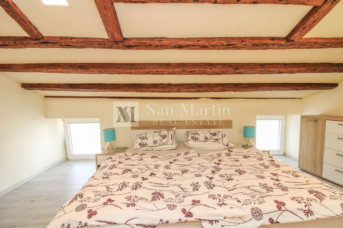 Parenzo – Appartamento unico in città, in prima fila sul mare